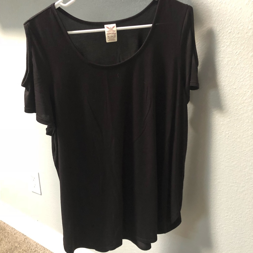 Black shoulder hole shirt